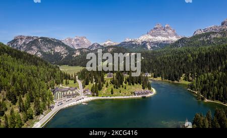 Eine Drohnenansicht des Sees Misurina, in Misurina, Italien, am 15. Juni 2021. Der Misurina-See ist der größte natürliche See des Cadore und liegt auf 1.754 m Höhe in der Nähe von Auronzo di Cadore (Belluno). (Foto von Manuel Romano/NurPhoto) Stockfoto