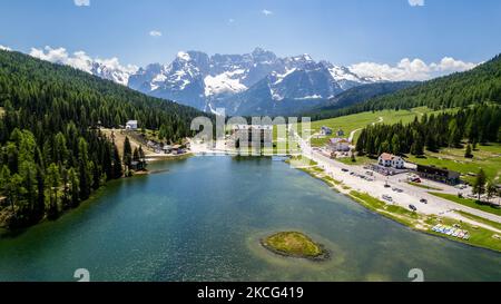 Eine Drohnenansicht des Sees Misurina, in Misurina, Italien, am 15. Juni 2021. Der Misurina-See ist der größte natürliche See des Cadore und liegt auf 1.754 m Höhe in der Nähe von Auronzo di Cadore (Belluno). (Foto von Manuel Romano/NurPhoto) Stockfoto