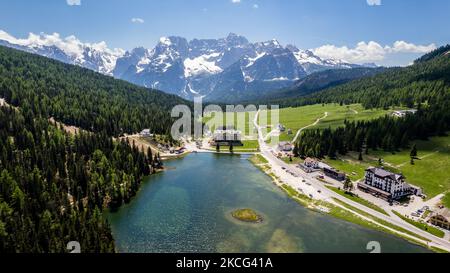 Eine Drohnenansicht des Sees Misurina, in Misurina, Italien, am 15. Juni 2021. Der Misurina-See ist der größte natürliche See des Cadore und liegt auf 1.754 m Höhe in der Nähe von Auronzo di Cadore (Belluno). (Foto von Manuel Romano/NurPhoto) Stockfoto