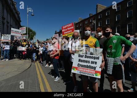 Tausende von Demonstranten aus der Co. Donegal, deren Häuser mit Blöcken mit der Substanz Glimmer gebaut wurden, und ihre Anhänger, die während eines Protestes im Stadtzentrum von Dublin gesehen wurden. Am Dienstag, den 15. Juni 2021, in Dublin, Irland. (Foto von Artur Widak/NurPhoto) Stockfoto