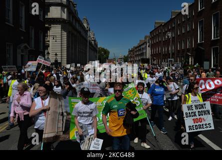 Paddy Dover (Mitte), mica-Wahlkämpfer und Mitbegründer von „100% Redress No Less“, führt Tausende von Demonstranten aus der Co. Donegal, deren Häuser mit Blöcken mit der Substanz Glimmer gebaut wurden, und ihre Unterstützer während eines Protestes im Stadtzentrum von Dublin an. Am Dienstag, den 15. Juni 2021, in Dublin, Irland. (Foto von Artur Widak/NurPhoto) Stockfoto