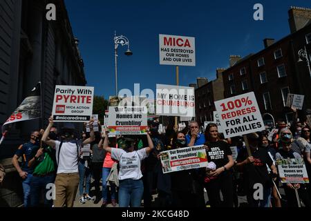 Tausende von Demonstranten aus der Co. Donegal, deren Häuser mit Blöcken mit der Substanz Glimmer gebaut wurden, und ihre Anhänger, die während eines Protestes im Stadtzentrum von Dublin gesehen wurden. Am Dienstag, den 15. Juni 2021, in Dublin, Irland. (Foto von Artur Widak/NurPhoto) Stockfoto