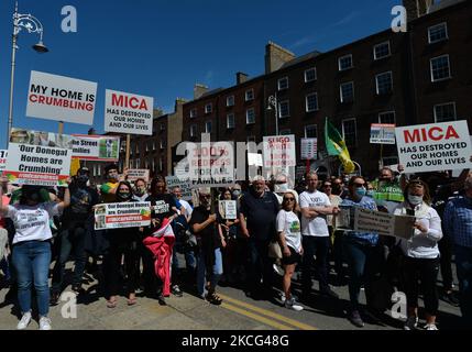 Tausende von Demonstranten aus der Co. Donegal, deren Häuser mit Blöcken mit der Substanz Glimmer gebaut wurden, und ihre Anhänger, die während eines Protestes im Stadtzentrum von Dublin gesehen wurden. Am Dienstag, den 15. Juni 2021, in Dublin, Irland. (Foto von Artur Widak/NurPhoto) Stockfoto