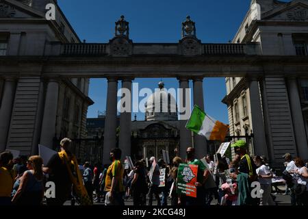 Tausende von Demonstranten aus der Co. Donegal, deren Häuser mit Blöcken mit der Substanz Glimmer gebaut wurden, und ihre Anhänger, die während eines Protestes im Stadtzentrum von Dublin gesehen wurden. Am Dienstag, den 15. Juni 2021, in Dublin, Irland. (Foto von Artur Widak/NurPhoto) Stockfoto