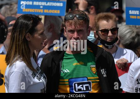Paddy Dover (Mitte links), mica-Wahlkämpfer und Mitbegründer von „100% Redress No Less“, führt Tausende von Demonstranten aus Co. Donegal, deren Häuser mit Blöcken mit der Substanz Glimmer gebaut wurden, und ihre Anhänger während eines Protestes im Stadtzentrum von Dublin an. Am Dienstag, den 15. Juni 2021, in Dublin, Irland. (Foto von Artur Widak/NurPhoto) Stockfoto