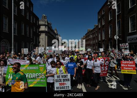 Tausende von Demonstranten aus der Co. Donegal, deren Häuser mit Blöcken mit der Substanz Glimmer gebaut wurden, und ihre Anhänger, die während eines Protestes im Stadtzentrum von Dublin gesehen wurden. Am Dienstag, den 15. Juni 2021, in Dublin, Irland. (Foto von Artur Widak/NurPhoto) Stockfoto