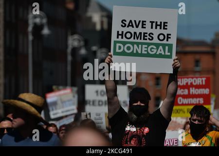Tausende von Demonstranten aus der Co. Donegal, deren Häuser mit Blöcken mit der Substanz Glimmer gebaut wurden, und ihre Anhänger, die während eines Protestes im Stadtzentrum von Dublin gesehen wurden. Am Dienstag, den 15. Juni 2021, in Dublin, Irland. (Foto von Artur Widak/NurPhoto) Stockfoto