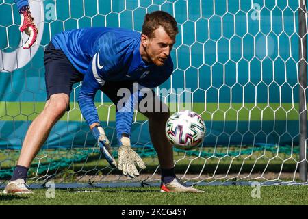 Lukas Hradecky aus Finnland in Aktion während eines Trainings der finnischen Nationalmannschaft vor dem UEFA Euro 2020-Spiel gegen Russland am 15. Juni 2021 im Stadion Spartak in Zelenogorsk, Sankt Petersburg, Russland. (Foto von Mike Kireev/NurPhoto) Stockfoto