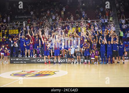 Die Spieler des FC Barcelona feiern die Ligameisterschaft, die gegen Real Madrid am 15.. Juni 2021 in Barcelona, Spanien, gewonnen wurde. -- (Foto von Urbanandsport/NurPhoto) Stockfoto