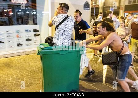 Am 15. Juni 2021 stellte sich die französische Fußballmannschaft in ihrem ersten Spiel der Euro 2020 gegen Deutschland. Viele Pariser versammelten sich in den Bars von Paris, um dieses Spiel zu verfolgen, trotz des nachträgliche sanitären Kontextes und des Sanitär-Protokolls, das um 11pm Uhr eingerichtet wurde, feierten die Fans einen Teil des Abends den Sieg, bevor die Polizei alle in einer ruhigen Weise zerstreute. (Foto von Samuel Boivin/NurPhoto) Stockfoto