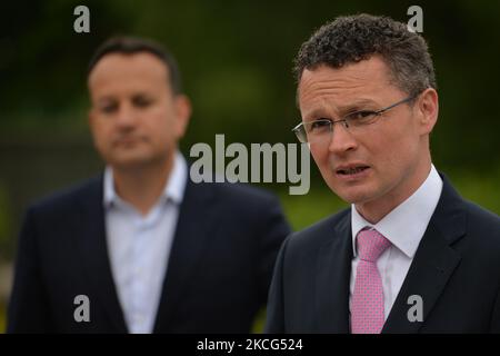 (R-L) Patrick O'Donovan, Staatsminister für das Amt für öffentliche Arbeiten, und Leo Varadkar, Tanaiste (stellvertretender Regierungschef Irlands), die während einer Pressekonferenz im Zoo von Dublin gesehen wurden. Am Mittwoch, den 16. Juni 2021, in Dublin, Irland. (Foto von Artur Widak/NurPhoto) Stockfoto