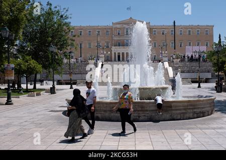 Am 16. Juni 2021 laufen Touristen mit Schutzmaske auf dem Syntagma-Platz im Zentrum von Athen, Griechenland. (Foto von Nikolas Kokovlis/NurPhoto) Stockfoto