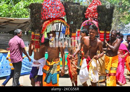 Tamilische hinduistische Anhänger, die den Kavadi Attam Tanz während des Nallur Ther Festivals (Nallur Chariot Festival) im Nallur Kandaswamy Kovil (Nallur Tempel) in Jaffna, Sri Lanka, aufführen. Hunderttausende tamilische Hindu-Anhänger aus der ganzen Welt nahmen an diesem Fest Teil. (Foto von Creative Touch Imaging Ltd./NurPhoto) Stockfoto