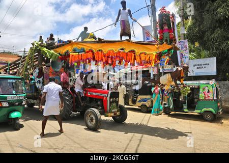 Tamilischer Hindu-Anhänger, der während des Nallur Ther Festivals (Nallur Chariot Festival) auf dem Weg zum Nallur Kandaswamy Kovil (Nallur Tempel) das para-Kavadi Ritual durchführt (wo sie von Haken in ihren Rücken und in ihre Beine getrieben und auf und ab prallte, während sie das Äußere des Tempels umkreisen). In Jaffna, Sri Lanka. Hunderttausende tamilische Hindu-Anhänger aus der ganzen Welt nahmen an diesem Fest Teil. (Foto von Creative Touch Imaging Ltd./NurPhoto) Stockfoto