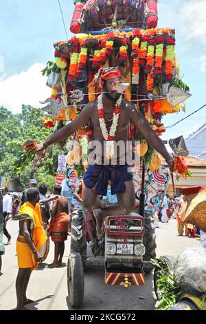 Tamilischer Hindu-Anhänger, der während des Nallur Ther Festivals (Nallur Chariot Festival) auf dem Weg zum Nallur Kandaswamy Kovil (Nallur Tempel) das para-Kavadi Ritual durchführt (wo sie von Haken in ihren Rücken und in ihre Beine getrieben und auf und ab prallte, während sie das Äußere des Tempels umkreisen). In Jaffna, Sri Lanka. Hunderttausende tamilische Hindu-Anhänger aus der ganzen Welt nahmen an diesem Fest Teil. (Foto von Creative Touch Imaging Ltd./NurPhoto) Stockfoto