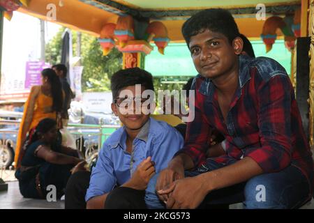 Jungen beobachten, wie tamilische Hindu-Anhänger während des Nallur Ther Festivals (Nallur Chariot Festival) auf dem Weg zum Nallur Kandaswamy Kovil (Nallur Tempel) in Jaffna, Sri Lanka, das para-Kavadi-Ritual durchführen (wo sie von Haken in ihren Rücken und in ihre Beine getrieben und auf und ab prallt). Hunderttausende tamilische Hindu-Anhänger aus der ganzen Welt nahmen an diesem Fest Teil. (Foto von Creative Touch Imaging Ltd./NurPhoto) Stockfoto