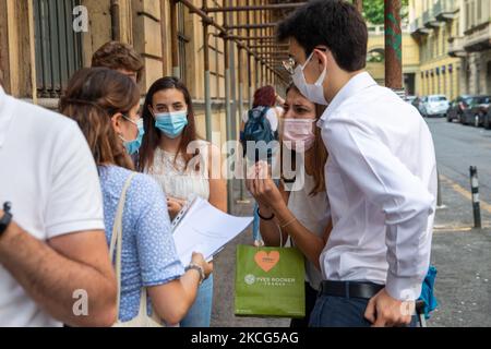 Die Studierenden überprüfen ihre Prüfungsfächer, während sie auf ihre eigene Zeit vor dem Liceo Classico Massimo D'Azeglio in Turin, Italien, warten. Die Abiturprüfungen beginnen heute mit Distanzierungsregeln, die eine Ursache für die COVID-19-Pandemie sind. Am 16. Juni 2021 in Turin, Italien. (Foto von Mauro Ujetto/NurPhoto) Stockfoto