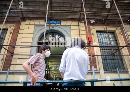 Die Studierenden überprüfen ihre Prüfungsfächer, während sie auf ihre eigene Zeit vor dem Liceo Classico Massimo D'Azeglio in Turin, Italien, warten. Die Abiturprüfungen beginnen heute mit Distanzierungsregeln, die eine Ursache für die COVID-19-Pandemie sind. Am 16. Juni 2021 in Turin, Italien. (Foto von Mauro Ujetto/NurPhoto) Stockfoto