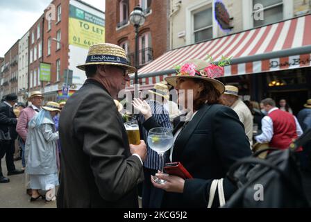 James Joyce Enthusiasten gesehen neben Davy Byrnes Pub, der Dublin "Moral Pub" verewigt von James Joyce in Ulysses. Hunderte von Menschen mit historischen Bräuchen feierten den berühmtesten Autor der Stadt in „Bloomsday“, benannt nach Leopold Bloom, der zentralen Figur von James Joyces Roman „Ulysses“ aus dem Jahr 1922, der sich auf den einzigen Tag, den 16. Juni 1904, in Dublin konzentriert. Am Mittwoch, den 16. Juni 2021, in Dublin, Irland. (Foto von Artur Widak/NurPhoto) Stockfoto