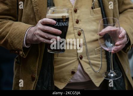 James Joyce Enthusiast neben dem Davy Byrnes Pub, dem von James Joyce in Ulysses verewigten „Dublin-Pub“. Hunderte von Menschen mit historischen Bräuchen feierten den berühmtesten Autor der Stadt in „Bloomsday“, benannt nach Leopold Bloom, der zentralen Figur von James Joyces Roman „Ulysses“ aus dem Jahr 1922, der sich auf den einzigen Tag, den 16. Juni 1904, in Dublin konzentriert. Am Mittwoch, den 16. Juni 2021, in Dublin, Irland. (Foto von Artur Widak/NurPhoto) Stockfoto