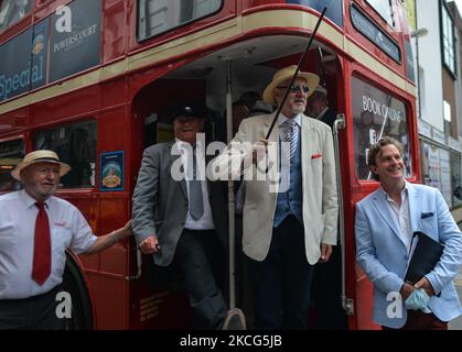 James Joyce Enthusiasten gesehen neben Davy Byrnes Pub, der Dublin "Moral Pub" verewigt von James Joyce in Ulysses. Hunderte von Menschen mit historischen Bräuchen feierten den berühmtesten Autor der Stadt in „Bloomsday“, benannt nach Leopold Bloom, der zentralen Figur von James Joyces Roman „Ulysses“ aus dem Jahr 1922, der sich auf den einzigen Tag, den 16. Juni 1904, in Dublin konzentriert. Am Mittwoch, den 16. Juni 2021, in Dublin, Irland. (Foto von Artur Widak/NurPhoto) Stockfoto