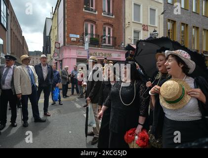 James Joyce Enthusiasten gesehen neben Davy Byrnes Pub, der Dublin "Moral Pub" verewigt von James Joyce in Ulysses. Hunderte von Menschen mit historischen Bräuchen feierten den berühmtesten Autor der Stadt in „Bloomsday“, benannt nach Leopold Bloom, der zentralen Figur von James Joyces Roman „Ulysses“ aus dem Jahr 1922, der sich auf den einzigen Tag, den 16. Juni 1904, in Dublin konzentriert. Am Mittwoch, den 16. Juni 2021, in Dublin, Irland. (Foto von Artur Widak/NurPhoto) Stockfoto