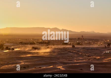 Kleines Dorf Merzouga in der Erg Chebbi Wüste in Marokko, Afrika. Merzouga ist ein Dorf in der Sahara in Marokko, am Rande von Erg Chebbi, einem 50km langen und 5km breiten Sanddünen-Set, das bis zu 350m erreicht. (Foto von Creative Touch Imaging Ltd./NurPhoto) Stockfoto