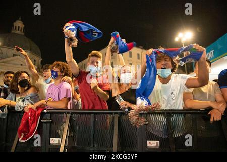 Die Fans Italiens reagieren, nachdem Italien ein Tor erzielt hat, als sie am 16. Juni 2021 auf einer riesigen Leinwand aus einer offiziellen Fanzone auf der Piazza del Popolo in Rom das Spiel Italien gegen die Schweiz DER FUSSBALL-EUROPAMEISTERSCHAFT 2020 der Gruppe A beobachten. (Foto von Lorenzo Di Cola/NurPhoto) Stockfoto