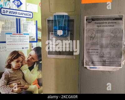 Informationsbroschüren und Poster über die Sicherheit vor Covid-19-Infektionen und die Förderung von Impfungen sind am 15. Juni 2021 in einem medizinischen Zentrum in Yambol, Bulgarien, erhältlich. Poster, wie die Verbreitung der Covid-19-Infektion beim Husten gestoppt werden kann, und Anweisungen zur Händedesinfektion sowie ein Händedesinfektionsbehälter werden neben einer Arztpraxis gestellt. (Foto von Denislav Stoychev/NurPhoto) Stockfoto
