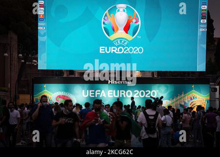 Fans in der Via dei Fori Imperiali, um sich das Fußballspiel der UEFA 2020 zwischen Italien und der Schweiz in Rom, Italien, am 16. Juni 2021 anzusehen. (Foto von Andrea Ronchini/NurPhoto) Stockfoto