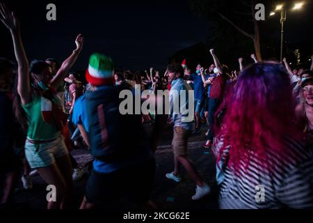 Fans in der Via dei Fori Imperiali, um sich das Fußballspiel der UEFA 2020 zwischen Italien und der Schweiz in Rom, Italien, am 16. Juni 2021 anzusehen. (Foto von Andrea Ronchini/NurPhoto) Stockfoto