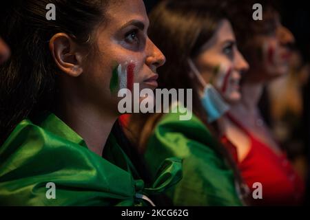 Fans in der Via dei Fori Imperiali, um sich das Fußballspiel der UEFA 2020 zwischen Italien und der Schweiz in Rom, Italien, am 16. Juni 2021 anzusehen. (Foto von Andrea Ronchini/NurPhoto) Stockfoto