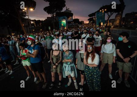 Fans in der Via dei Fori Imperiali, um sich das Fußballspiel der UEFA 2020 zwischen Italien und der Schweiz in Rom, Italien, am 16. Juni 2021 anzusehen. (Foto von Andrea Ronchini/NurPhoto) Stockfoto