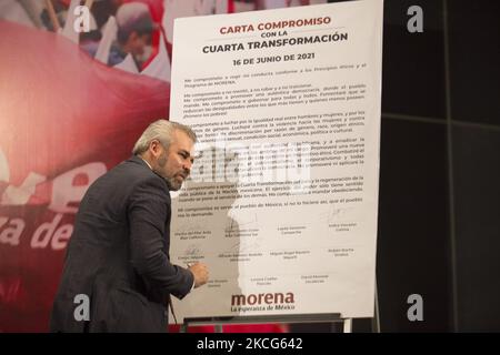 Auf einer Pressekonferenz unter der Leitung von Mario Delgado Carrillo, dem nationalen Präsidenten der Nationalen Regenerationsbewegung (Morena), unterzeichnet der gewählte Gouverneur von Guerrero, Alfredo Ramírez Bedolla, einen Verpflichtungsbrief für die, wie sie die vierte Transformation Mexikos nennen. Am 16. Juni 2021 in Mexiko-Stadt, Mexiko. (Foto von Cristian Leyva/NurPhoto) Stockfoto