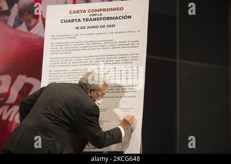 Auf einer Pressekonferenz unter der Leitung von Mario Delgado Carrillo, dem nationalen Präsidenten der Nationalen Regenerationsbewegung (Morena), unterzeichnet der gewählte Gouverneur von Guerrero, Rubén Rocha Moya, einen Verpflichtungsbrief für die vierte Transformation Mexikos. Am 16. Juni 2021 in Mexiko-Stadt, Mexiko. (Foto von Cristian Leyva/NurPhoto) Stockfoto