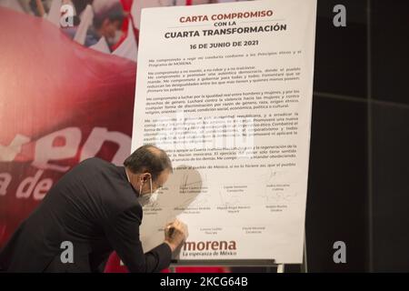 Auf einer Pressekonferenz unter der Leitung von Mario Delgado Carrillo, dem nationalen Präsidenten der Nationalen Regenerationsbewegung (Morena), unterzeichnet der gewählte Gouverneur von Guerrero, Alfonso Durazo Montaño, einen Verpflichtungsbrief für die, wie sie die vierte Transformation Mexikos nennen. Am 16. Juni 2021 in Mexiko-Stadt, Mexiko. (Foto von Cristian Leyva/NurPhoto) Stockfoto