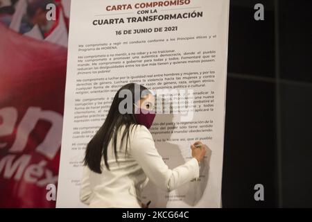 Auf einer Pressekonferenz unter der Leitung von Mario Delgado Carrillo, dem nationalen Präsidenten der Nationalen Regenerationsbewegung (Morena), unterzeichnet die gewählte Gouverneurin von Guerrero, Indira Vizcaíno Silva, einen Verpflichtungsbrief für die, wie sie die vierte Transformation Mexikos nennen. Am 16. Juni 2021 in Mexiko-Stadt, Mexiko. (Foto von Cristian Leyva/NurPhoto) Stockfoto