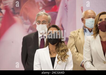 Auf einer Pressekonferenz unter der Leitung von Mario Delgado Carrillo, dem nationalen Präsidenten der Nationalen Regenerationsbewegung (Morena), unterzeichnet der gewählte Gouverneur von Guerrero, Evelyn Salgado, einen Verpflichtungsbrief für die vierte Transformation Mexikos. Am 16. Juni 2021 in Mexiko-Stadt, Mexiko. (Foto von Cristian Leyva/NurPhoto) Stockfoto