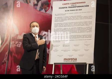 Auf einer Pressekonferenz unter der Leitung von Mario Delgado Carrillo, dem nationalen Präsidenten der Nationalen Regenerationsbewegung (Morena), unterzeichnet der gewählte Gouverneur von Guerrero, Alfonso Durazo Montaño, einen Verpflichtungsbrief für die, wie sie die vierte Transformation Mexikos nennen. Am 16. Juni 2021 in Mexiko-Stadt, Mexiko. (Foto von Cristian Leyva/NurPhoto) Stockfoto