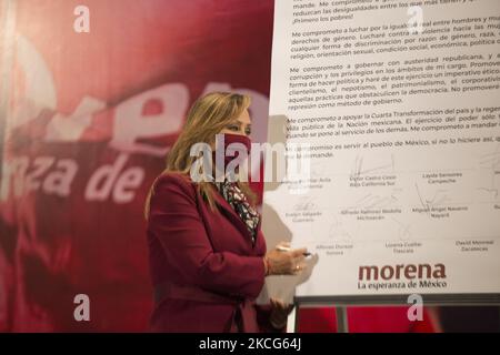 Auf einer Pressekonferenz unter der Leitung von Mario Delgado Carrillo, dem nationalen Präsidenten der Nationalen Regenerationsbewegung (Morena), unterzeichnet die gewählte Gouverneurin von Guerrero, Lorena Cuéllar, einen Verpflichtungsbrief für das, was sie die vierte Transformation Mexikos nennen. Am 16. Juni 2021 in Mexiko-Stadt, Mexiko. (Foto von Cristian Leyva/NurPhoto) Stockfoto