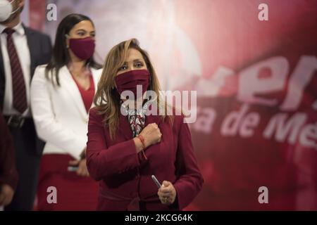 Auf einer Pressekonferenz unter der Leitung von Mario Delgado Carrillo, dem nationalen Präsidenten der Nationalen Regenerationsbewegung (Morena), unterzeichnet die gewählte Gouverneurin von Guerrero, Lorena Cuéllar, einen Verpflichtungsbrief für das, was sie die vierte Transformation Mexikos nennen. Am 16. Juni 2021 in Mexiko-Stadt, Mexiko. (Foto von Cristian Leyva/NurPhoto) Stockfoto