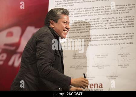 Auf einer Pressekonferenz unter der Leitung von Mario Delgado Carrillo, dem nationalen Präsidenten der Nationalen Regenerationsbewegung (Morena), unterschreibt David Monreal, der gewählte Gouverneur von Guerrero, ein Verpflichtungsschreiben für das, was sie die vierte Transformation Mexikos nennen. Am 16. Juni 2021 in Mexiko-Stadt, Mexiko. (Foto von Cristian Leyva/NurPhoto) Stockfoto