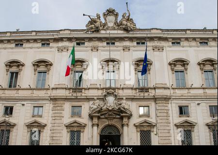 Blick auf den Palazzo della Consulta (Hauptsitz des Corte Costituzionale) in Rom, Italien, am 16. Juni 2021. Im italienischen Rechtssystem ist das Verfassungsgericht eine verfassungsrechtliche Garantiestelle, die die Einhaltung der Verfassung der italienischen Gesetze überprüft. (Foto von Lorenzo Di Cola/NurPhoto) Stockfoto