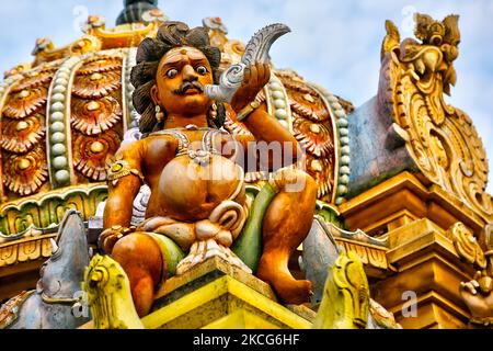 Figuren schmücken einen Hindu-Tempel in Jaffna, Sri Lanka. Dieser Tempel wurde von Velupillai Prabhakaran, dem verstorbenen Anführer der LTTE (Liberation Tigers of Tamil Eelam) Kämpfer, besucht. Der Tempel wurde während der Bombardierung durch die srilankische Armee während des Bürgerkrieges beschädigt und wird jetzt wieder aufgebaut. (Foto von Creative Touch Imaging Ltd./NurPhoto) Stockfoto