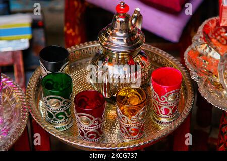 Traditionelles Teeset in einem Geschäft in der Medina (Altstadt) von Marrakesch (Marrakesch) in Marokko, Afrika. Marrakesch ist die viertgrößte Stadt im Königreich Marokko. (Foto von Creative Touch Imaging Ltd./NurPhoto) Stockfoto