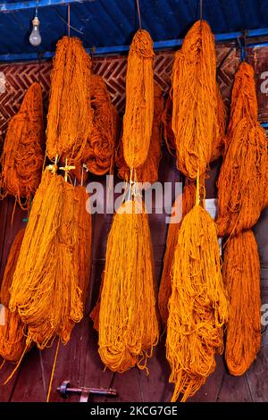 Frisch gefärbte Wolle trocknet auf dem Textil-Souk (Textilmarkt) in der Medina (Altstadt) von Marrakesch (Marrakesch) in Marokko, Afrika. Marrakesch ist die viertgrößte Stadt im Königreich Marokko. (Foto von Creative Touch Imaging Ltd./NurPhoto) Stockfoto