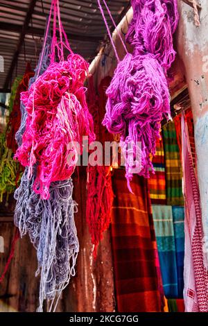 Frisch gefärbte Wolle trocknet auf dem Textil-Souk (Textilmarkt) in der Medina (Altstadt) von Marrakesch (Marrakesch) in Marokko, Afrika. Marrakesch ist die viertgrößte Stadt im Königreich Marokko. (Foto von Creative Touch Imaging Ltd./NurPhoto) Stockfoto