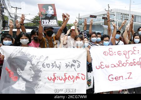 Demonstranten halten während eines Protestes der Mafia gegen den Militärputsch in Yangon, Myanmar, am 19. Juni 2021 ein Banner der inhaftierten Zivilführerin Aung San Suu Kyi in Myanmar. (Foto von Myat Thu Kyaw/NurPhoto) Stockfoto