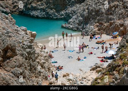 Der abgeschiedene Strand Seitan Limania, der unglaubliche verborgene Schatz, ein kleiner natürlicher geschützter Ort zwischen den steilen Klippen mit türkisfarbenem, exotischem und tropischem Wasser des Mittelmeers, befindet sich in der Region Chania auf der Insel Kreta. Der Name des Strandes bedeutet Satans Häfen, ein abgelegener Sandstrand in einer Bucht, umgeben von Felsformationen, einer der schönsten Strände der Welt. Die Menschen machen gerne Fotos von diesem magischen Ort, während sie zufällig Ziegen am Strand haben. Touristen genießen Schwimmen im Wasser der Ägäis, das Sonnenbaden unter der Sonne und entspannen. Griechenland ist es Stockfoto