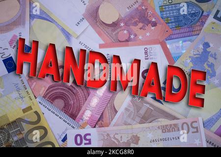 Handgeschöpftes Wort mit Geld. Papierwährung Hintergrund mit verschiedenen Banknoten. Stockfoto